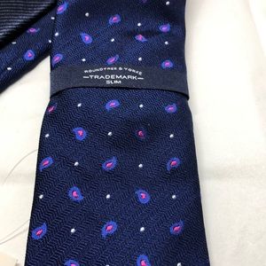 Brand new with tags Roundtree & Yorke Trademark paisley slim tie in blue/magenta